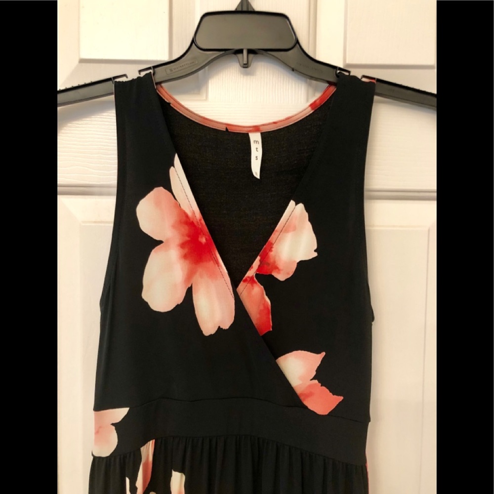 Elegant Hawaiian Floral Dress - Picture 2 of 3